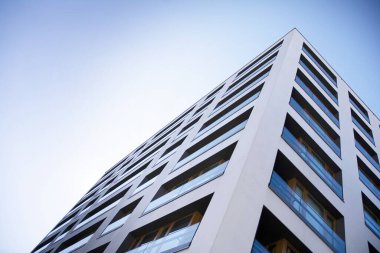 Modern ve yeni apartman. Çok katlı modern, yeni ve şık apartmanlar..