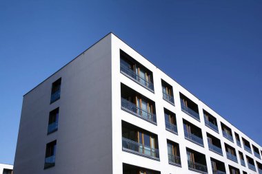 Modern ve yeni apartman. Çok katlı modern, yeni ve şık apartmanlar..