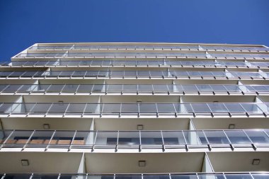 Modern ve yeni apartman. Çok katlı modern, yeni ve şık apartmanlar..