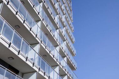 Modern ve yeni apartman. Çok katlı modern, yeni ve şık apartmanlar..