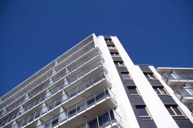 Modern ve yeni apartman. Çok katlı modern, yeni ve şık apartmanlar..