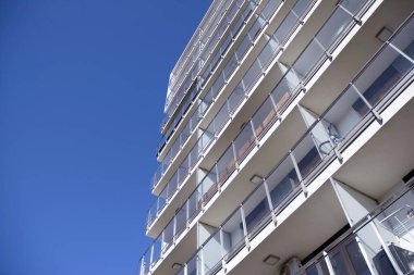 Modern ve yeni apartman. Çok katlı modern, yeni ve şık apartmanlar..