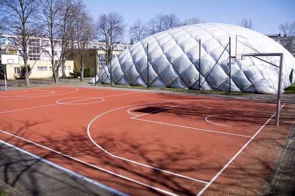 学校旁边的室外篮球场 — 图库照片