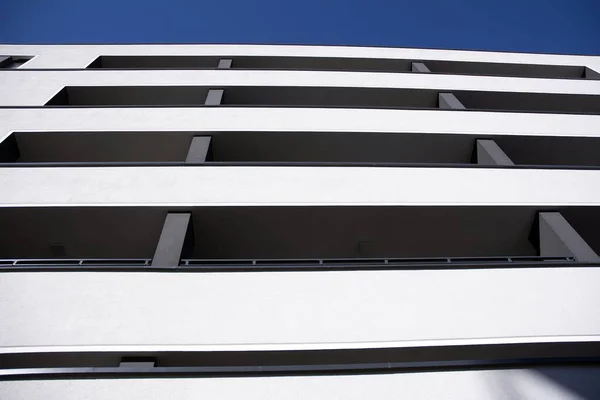 Nowoczesne Budynki Mieszkalne Słoneczny Dzień Błękitnym Niebem Fasada Nowoczesnego Apartamentowca — Zdjęcie stockowe