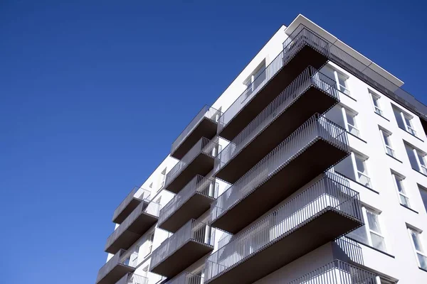 Modernos Edificios Apartamentos Día Soleado Con Cielo Azul Fachada Moderno —  Fotos de Stock