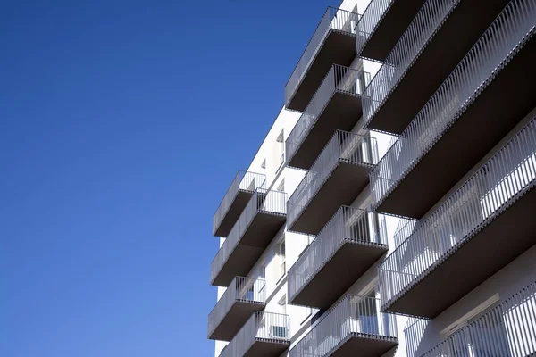 Moderne Mehrfamilienhäuser Einem Sonnigen Tag Mit Blauem Himmel Fassade Eines — Stockfoto