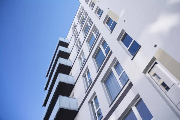 Modernos Edificios Apartamentos Día Soleado Con Cielo Azul Fachada Moderno — Foto de Stock