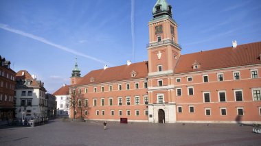 Varşova, Polonya. 17 Mart 2020. Coronavirus sağlık acil durumu nedeniyle sokaklar ve ana yerler terk edilmiş durumda. Şehir kendini turist ve insanlardan arındırıyor. Koronavirüsü durdurun..