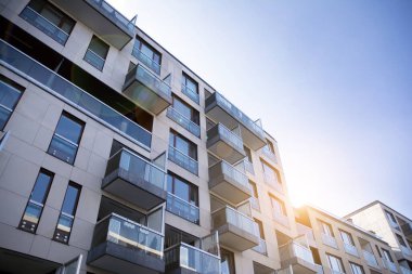 Modern apartmanın dış kavramı. Gün ışığı güneş patlaması.