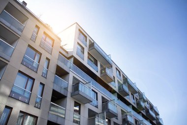 Modern apartmanın dış kavramı. Gün ışığı güneş patlaması.