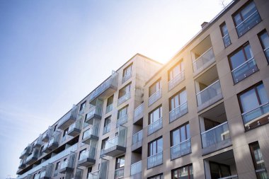 Modern apartmanın dış kavramı. Gün ışığı güneş patlaması.
