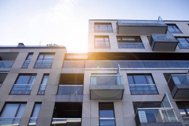 Modern apartmanın dış kavramı. Gün ışığı güneş patlaması.