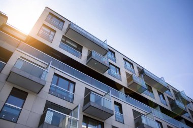 Modern apartmanın dış kavramı. Gün ışığı güneş patlaması.