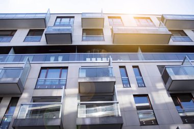 Modern apartmanın dış kavramı. Gün ışığı güneş patlaması.