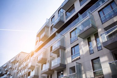 Modern apartmanın dış kavramı. Gün ışığı güneş patlaması.