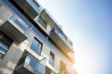 Modern apartmanın dış kavramı. Gün ışığı güneş patlaması.