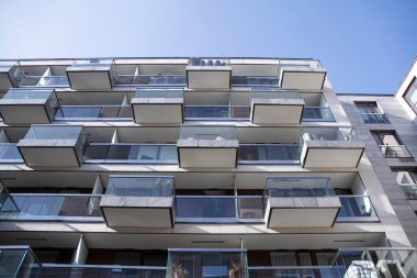 Mavi bulutlu gökyüzü arka plan üzerinde yeni daire binaların dış. Hiçbir insan. Emlak iş kavramı.