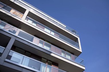 Mavi bulutlu gökyüzü arka plan üzerinde yeni daire binaların dış. Hiçbir insan. Emlak iş kavramı.