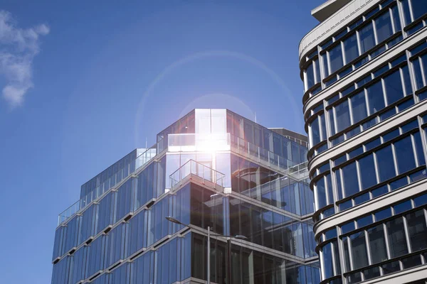 Edificio Oficinas Fachadas Vidrio Día Soleado Brillante Con Rayos Sol — Foto de Stock