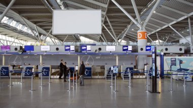 Varşova, Polonya. 18 Mart 2020. Varşova Havaalanı 'ndaki boş çıkış salonu. Koronavirüs salgını.
