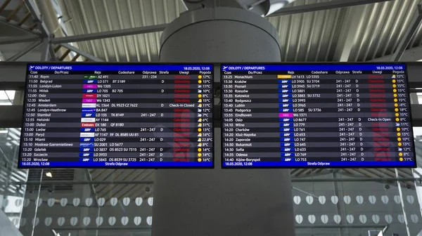 Warsaw Poland March 2020 Airport Billboard Panel Cancelled Flights Coronavirus — Stock Photo, Image