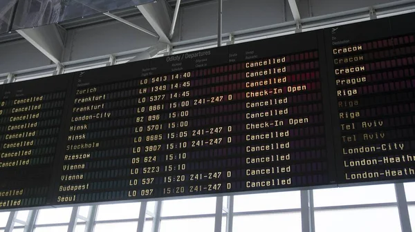 Warsaw Poland March 2020 Airport Billboard Panel Cancelled Flights Coronavirus — Stock Photo, Image