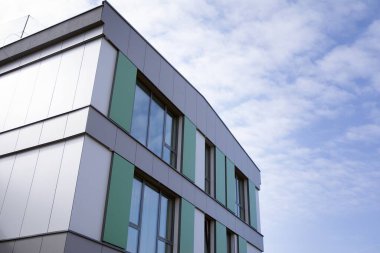 Koyu gri cepheli modern bir binanın düz bir cephesi. Koyu gri metalik panel cephesi. Modern mimari ayrıntılar. 