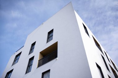 Mavi bulutlu gökyüzü arka plan üzerinde yeni daire binaların dış. Hiçbir insan. Emlak iş kavramı.