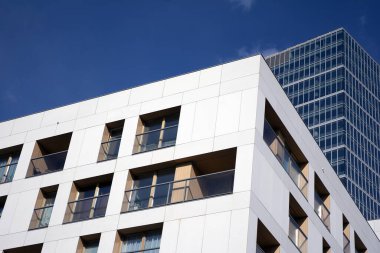 Konut binası ve yüksek katlı ofis binası. Modern iş şehri bölgesi. Dışarıdaki ofis binaları. Finans Şehri Bölgesi.