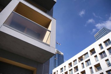 Bir ofis binasının arka planındaki modern bir konut binasının parçası..