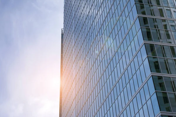 オフィスビルのガラスのファサードは 青空に太陽の光が差し込む明るい晴れた日にあります 太陽光のある超高層ビルの概要 — ストック写真