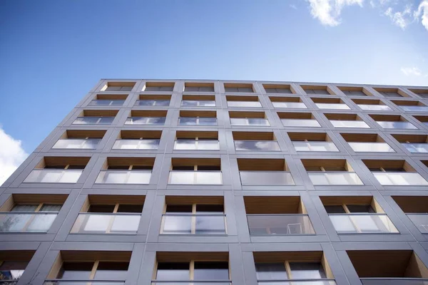 Buitenkant Van Nieuwbouw Appartement Een Blauwe Bewolkte Hemelachtergrond Geen Mensen — Stockfoto