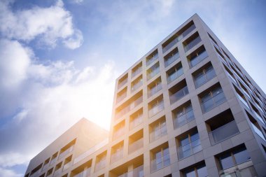 Modern apartmanın dış kavramı. Gün ışığı güneş patlaması.  