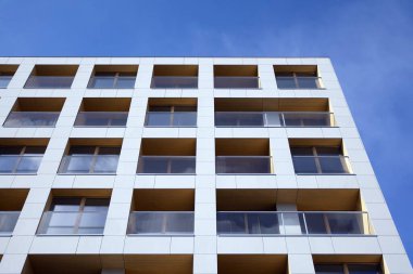 Mavi bulutlu gökyüzü arka plan üzerinde yeni daire binaların dış. Hiçbir insan. Emlak iş kavramı.