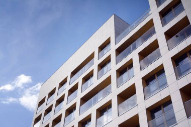 Mavi bulutlu gökyüzü arka plan üzerinde yeni daire binaların dış. Hiçbir insan. Emlak iş kavramı.