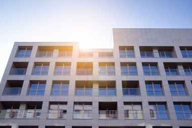 Modern apartmanın dış kavramı. Gün ışığı güneş patlaması.  