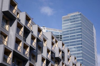 Konut binası ve yüksek katlı ofis binası. Modern iş şehri bölgesi. Dışarıdaki ofis binaları. Finans Şehri Bölgesi.