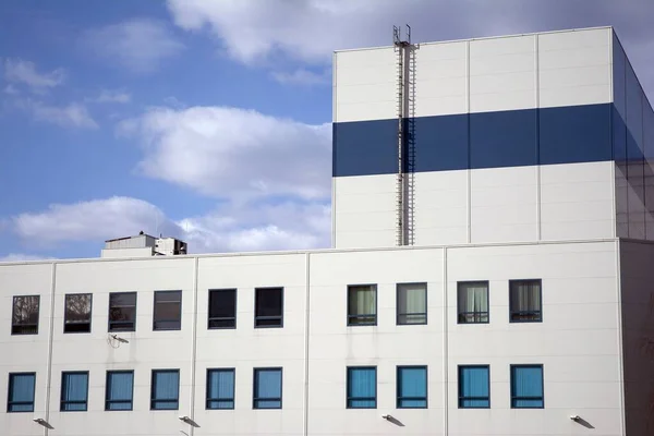 Mavi Gökyüzüne Karşı Sanayi Binası Fabrika Modern Fabrika Binaları Depoları — Stok fotoğraf