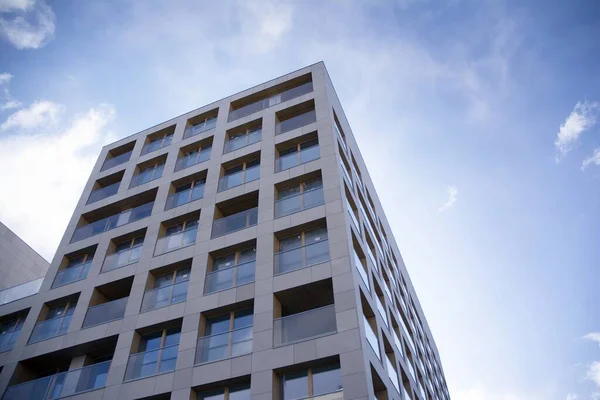 Exterior Los Nuevos Edificios Apartamentos Sobre Fondo Azul Cielo Nublado — Foto de Stock