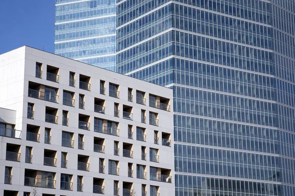 住宅や高層オフィスビル 近代的なビジネス街 オフィスビルの外観 金融街区 — ストック写真