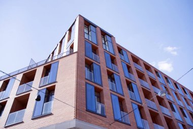 Mavi bulutlu gökyüzü arka plan üzerinde yeni daire binaların dış. Hiçbir insan. Emlak iş kavramı.