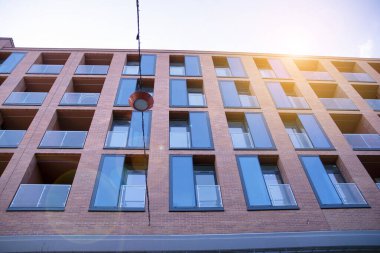 Modern apartmanın dış kavramı. Gün ışığı güneş patlaması.  