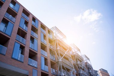 Modern apartmanın dış kavramı. Gün ışığı güneş patlaması.  