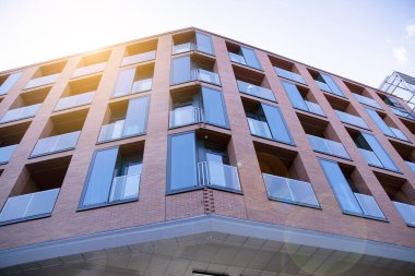Modern apartmanın dış kavramı. Gün ışığı güneş patlaması.  