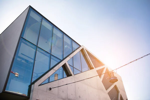 Edificio Oficinas Fachadas Vidrio Día Soleado Brillante Con Rayos Sol —  Fotos de Stock