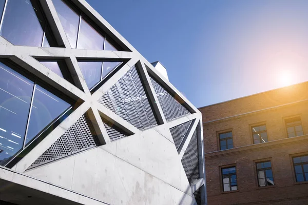 Edificio Oficinas Fachadas Vidrio Día Soleado Brillante Con Rayos Sol —  Fotos de Stock