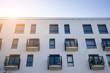 Modern apartman dairesi konsepti. Gün batımında ve gün doğumunda açık bir yerleşim yeri.