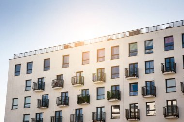 Modern apartman dairesi konsepti. Gün batımında ve gün doğumunda açık bir yerleşim yeri.