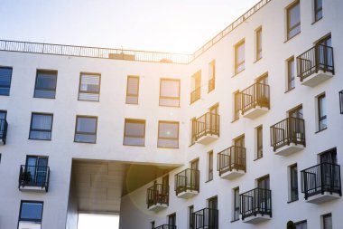 Modern apartman dairesi konsepti. Gün batımında ve gün doğumunda açık bir yerleşim yeri.