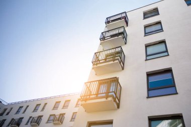 Modern apartman dairesi konsepti. Gün batımında ve gün doğumunda açık bir yerleşim yeri.